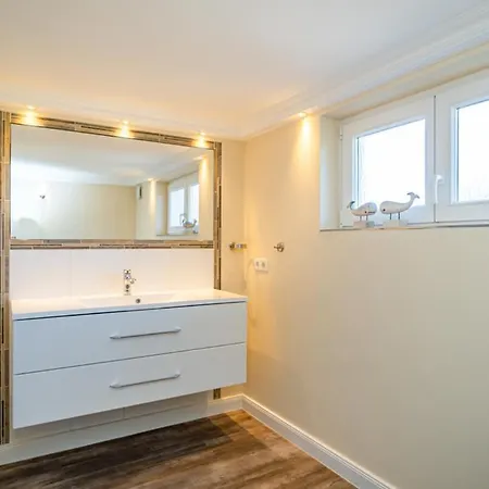 Moi's Hues Friesenhaus Moi S Hues 1